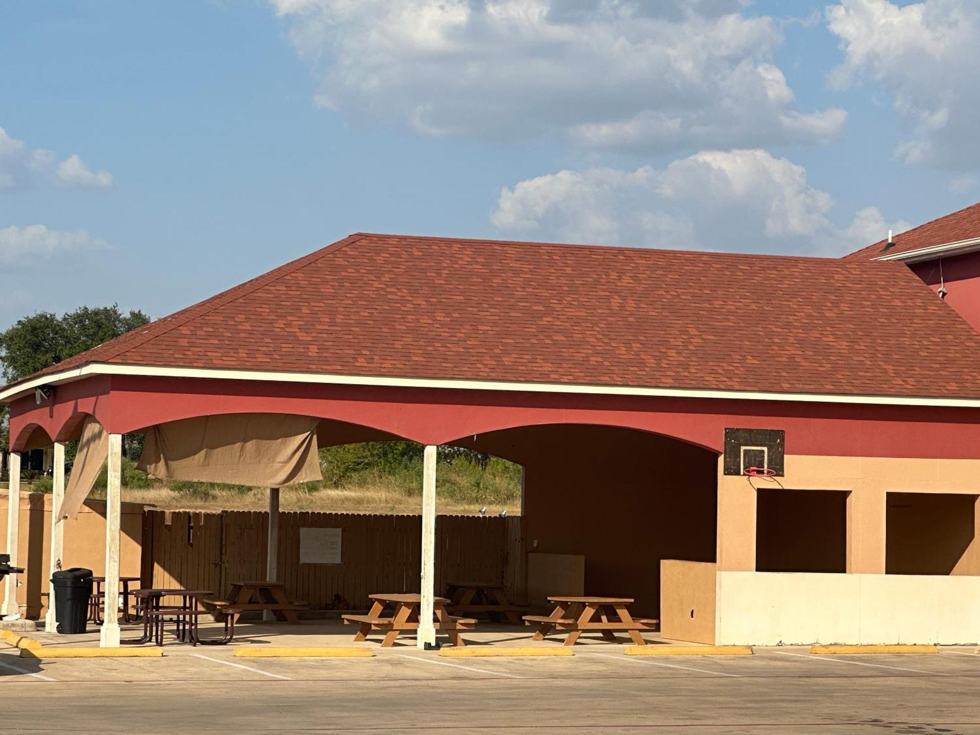 Executive Inn & Suites Floresville Exterior photo