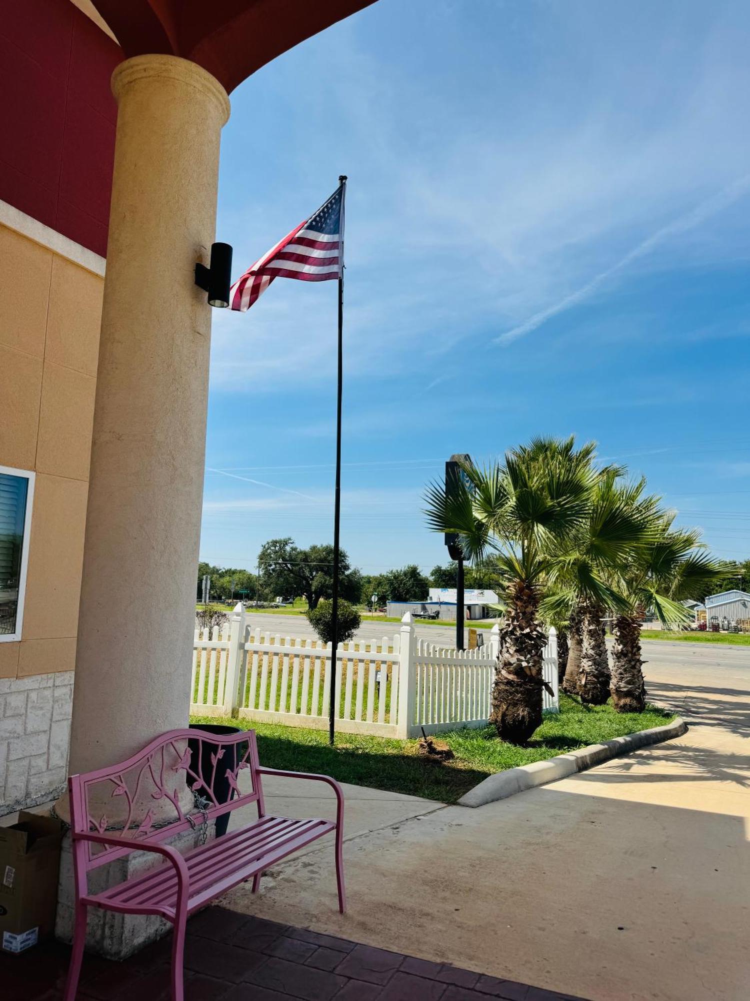 Executive Inn & Suites Floresville Exterior photo
