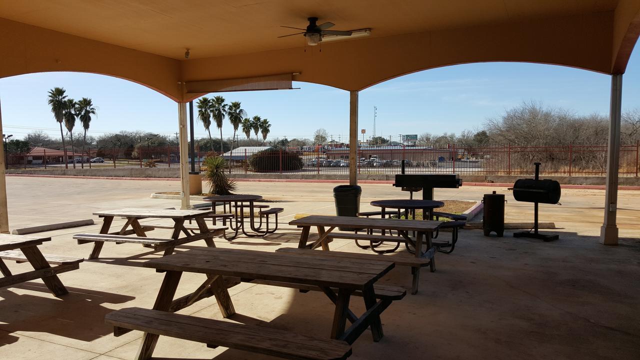 Executive Inn & Suites Floresville Exterior photo